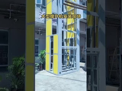 수직 엘리베이터에 사용되는 자동화 된 창고 시스템에서 4 차원 셔틀